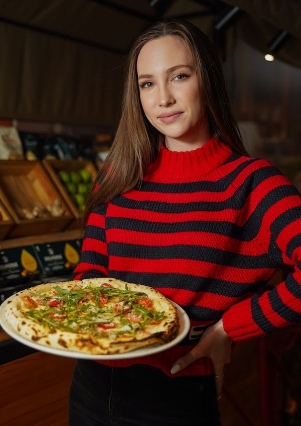 free-photo-of-pizza-vrouw-maaltijd-staand.jpeg