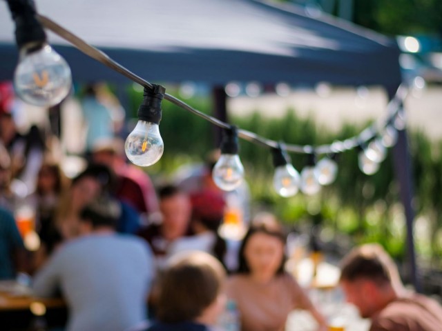 hanged-lamps-outdoor-restaurant-with-multiple-visitors-background-bbq klein.jpg