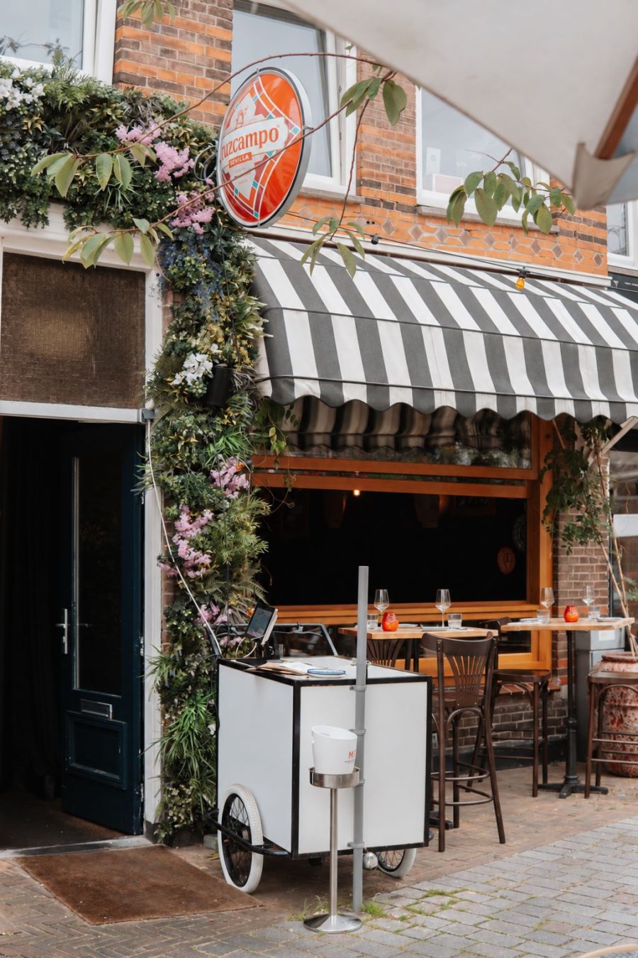 Restaurant ter overname in 's-Gravenhage, Zuid-Holland — ID 1677 Instapklare wine bar met zonnig terras