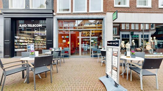 Broodjeszaak ter overname in Hoorn, Noord-Holland — Broodjeszaak met terras in de drukse winkelstraat